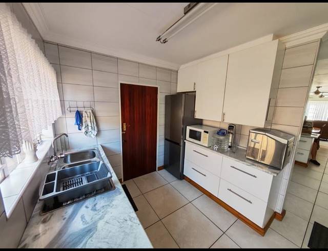 3 BEDROOM TOWNHOUSE FOR SALE IN VANDERBIJLPARK SE 3